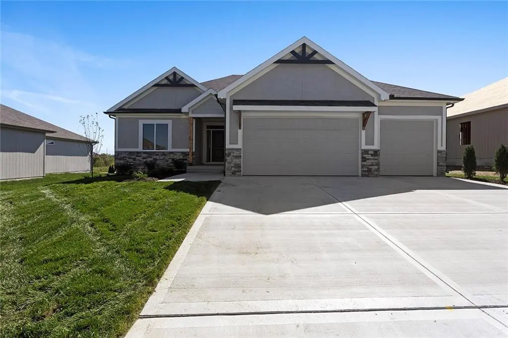 204 SW Chelmsford DR, Blue Springs, MO 64014