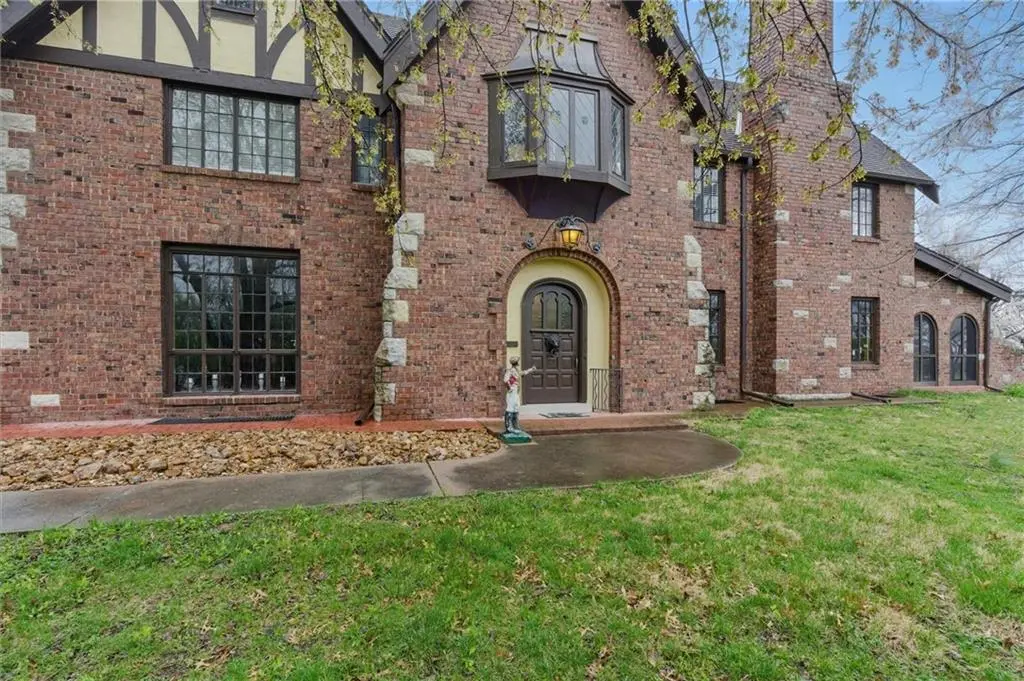 8 Orchard PL, Excelsior Springs, MO 64024