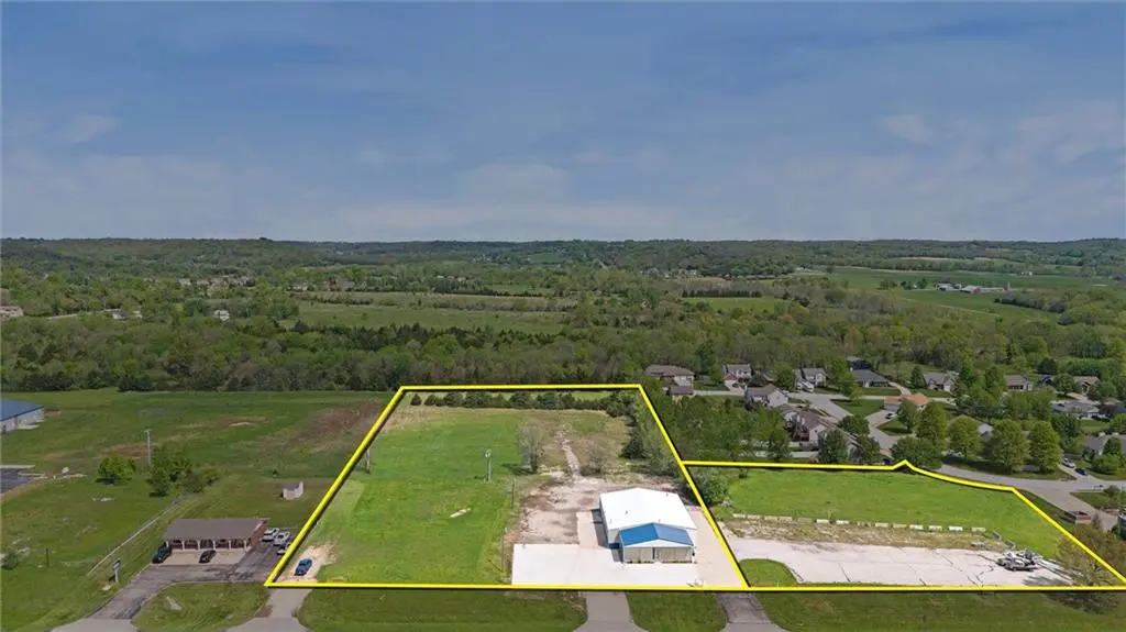 325 State AVE, Tonganoxie, KS 66086