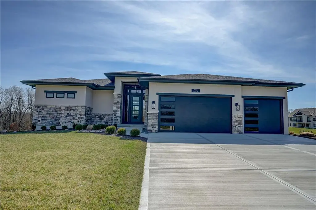 579 South Shore DR, Lake Winnebago, MO 64034
