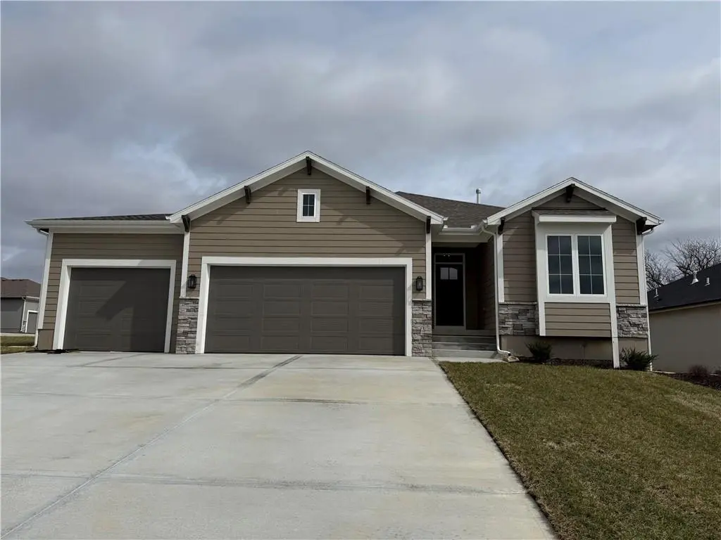 31501 W 86th CT, De Soto, KS 66018