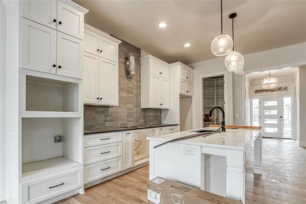 13825 Westgate ST, Overland Park, KS 66221