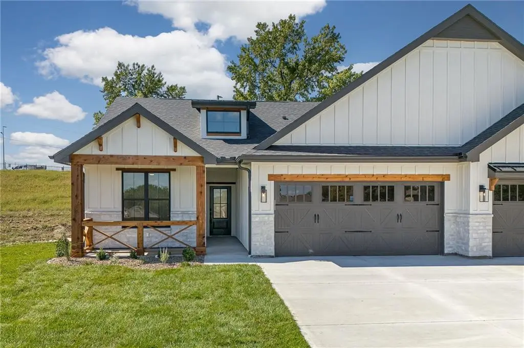 1400 Country CT, St Joseph, MO 64506