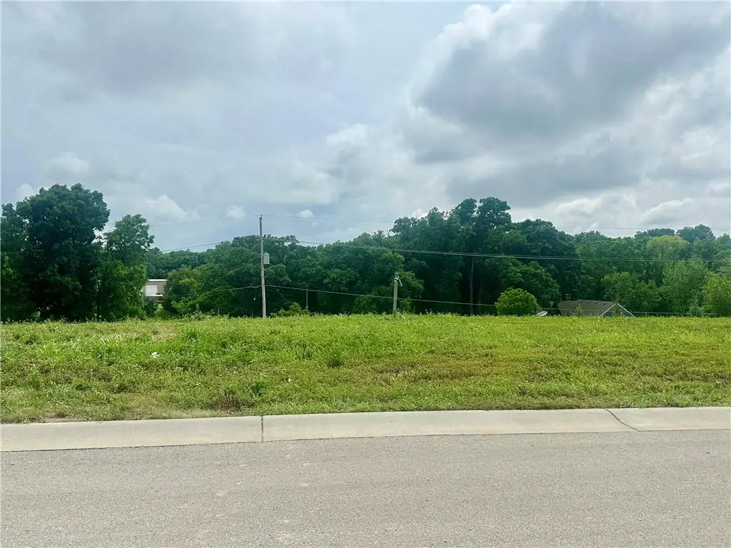 13835 NW 70th ST, Parkville, MO 64152