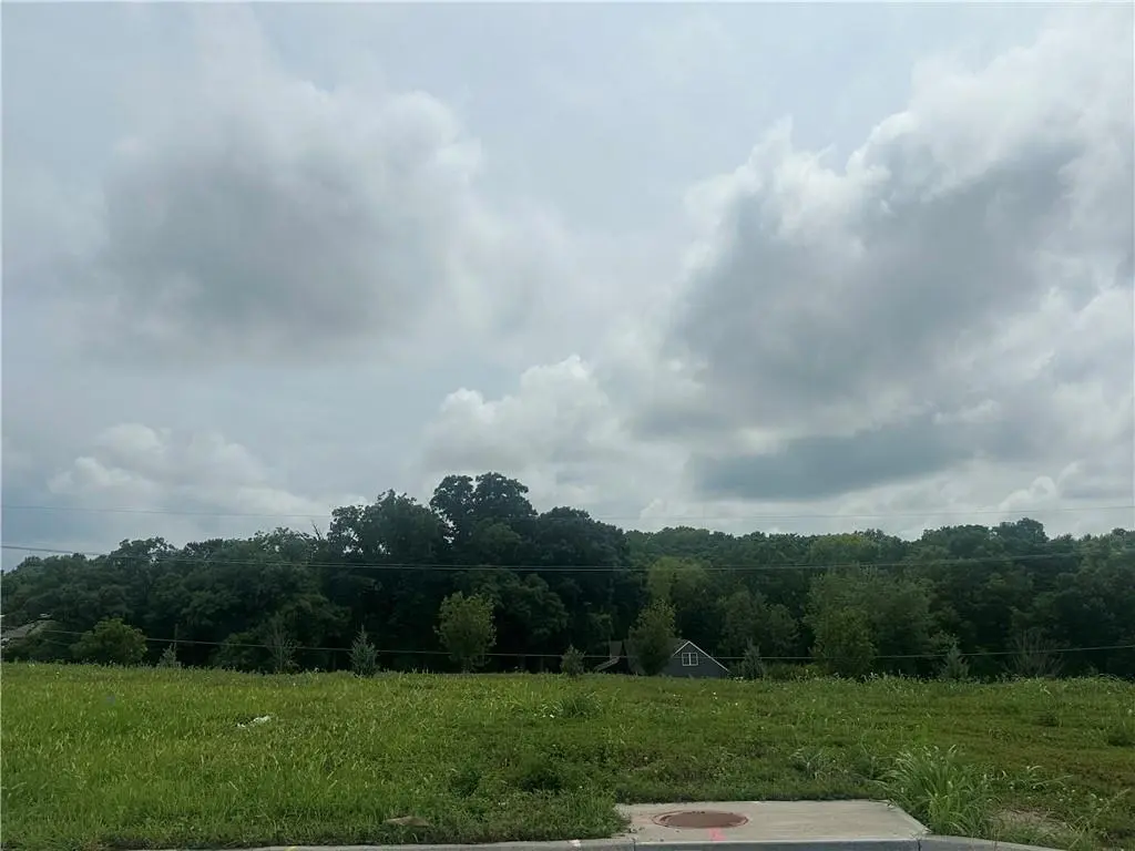13855 NW 70th ST, Parkville, MO 64152