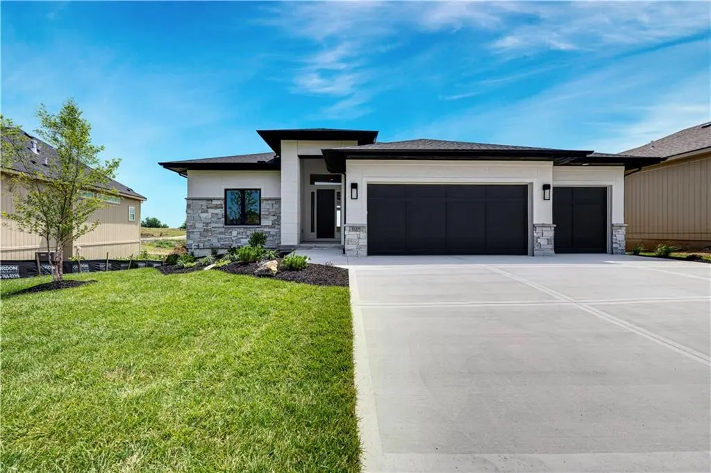 11271 S Sunray DR, Olathe, KS 66061