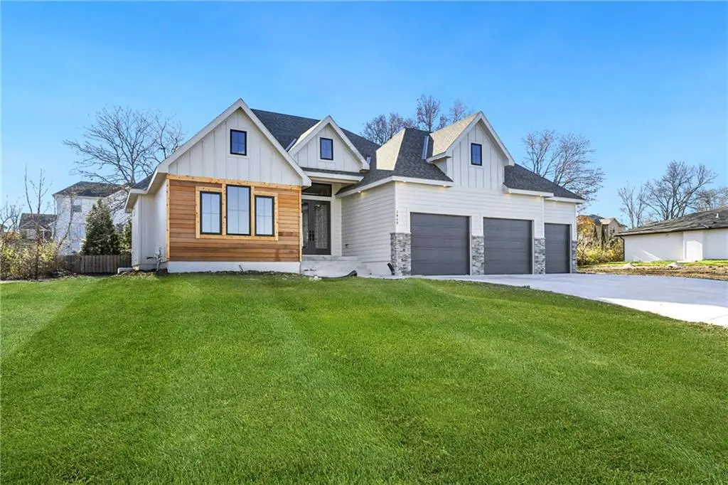 3940 SW Flintrock DR, Lee's Summit, MO 64082