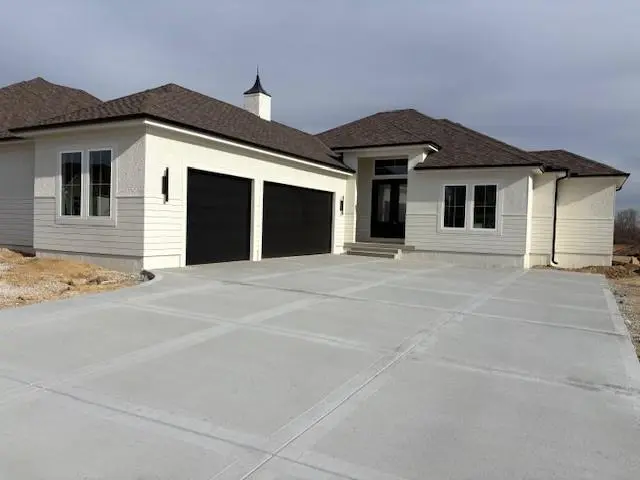 4733 NW Sienna RDG, Riverside, MO 64150