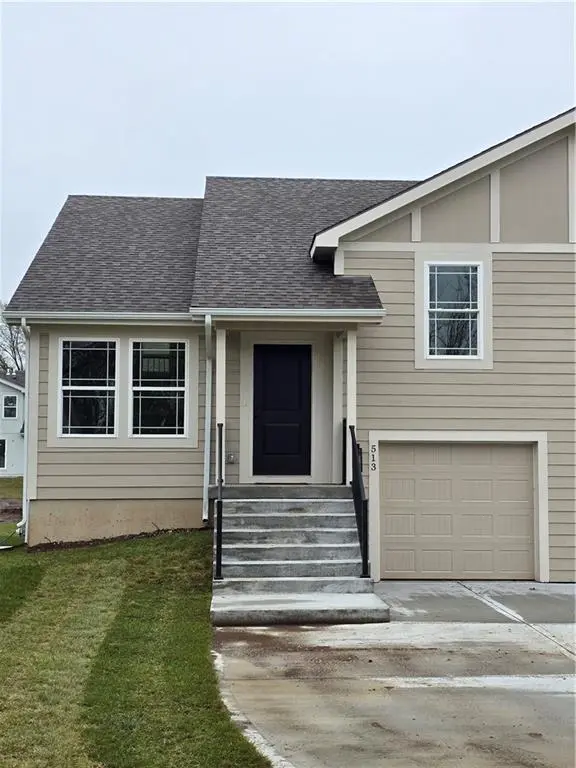513 W Smith ST, Spring Hill, KS 66083