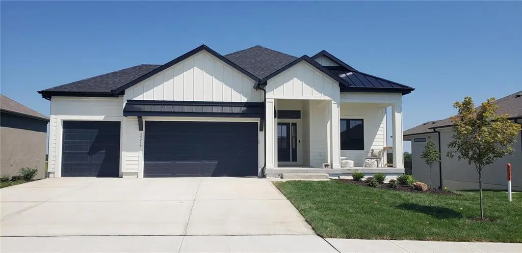 16532 W 170th ST, Olathe, KS 66062