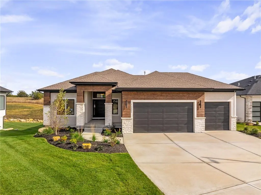 11221 S Sunray DR, Olathe, KS 66061