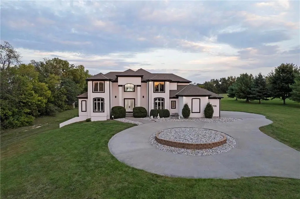10705 Wildflower DR, Lee's Summit, MO 64086
