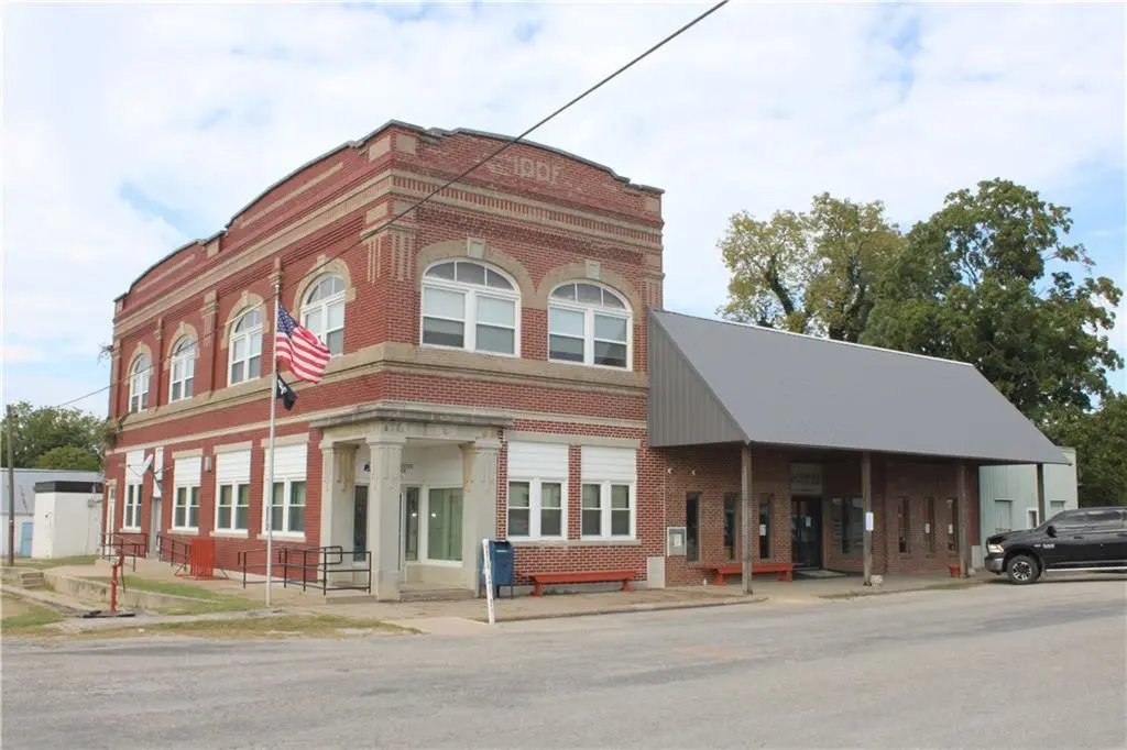 102 N Commercial ST, Kincaid, KS 66039