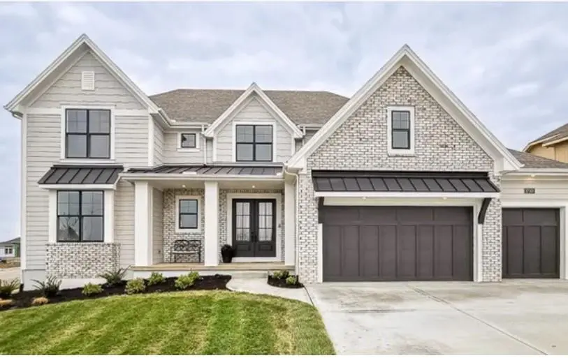 321 NW Lovins DR, Lee's Summit, MO 64081