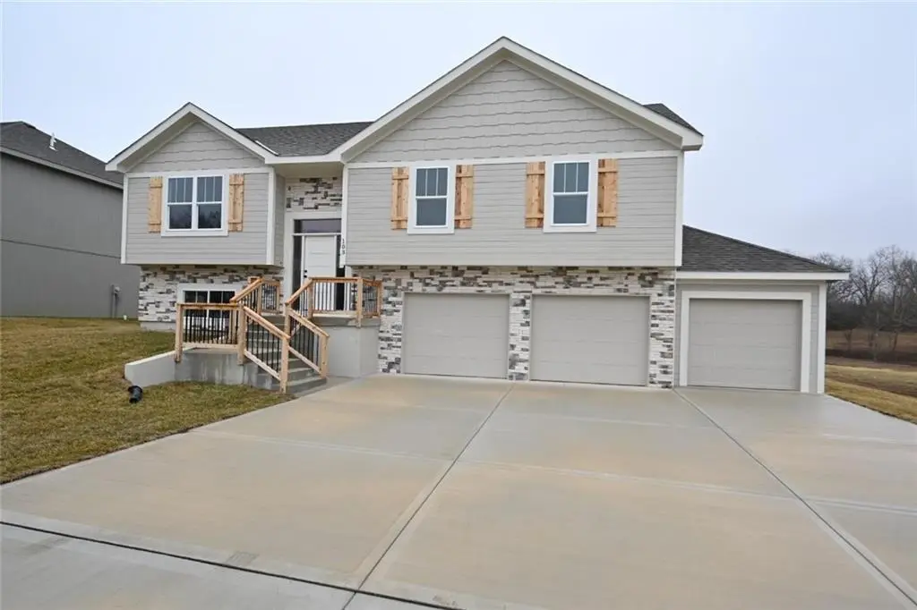 103 Johnson CIR, Dearborn, MO 64439