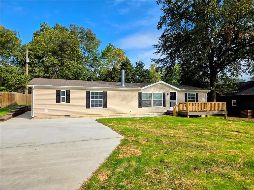 9 SE 190th RD, Warrensburg, MO 64093