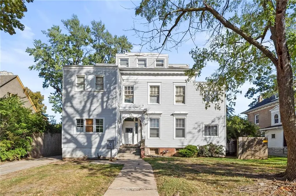 3933 Warwick BLVD, Kansas City, MO 64111