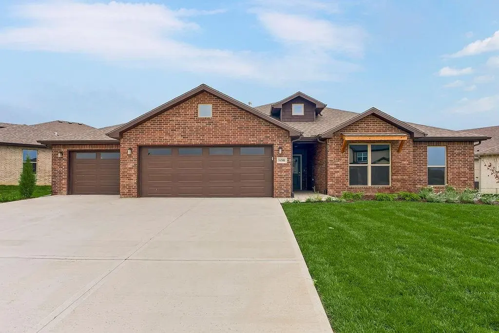 16500 W 166th CT, Olathe, KS 66062