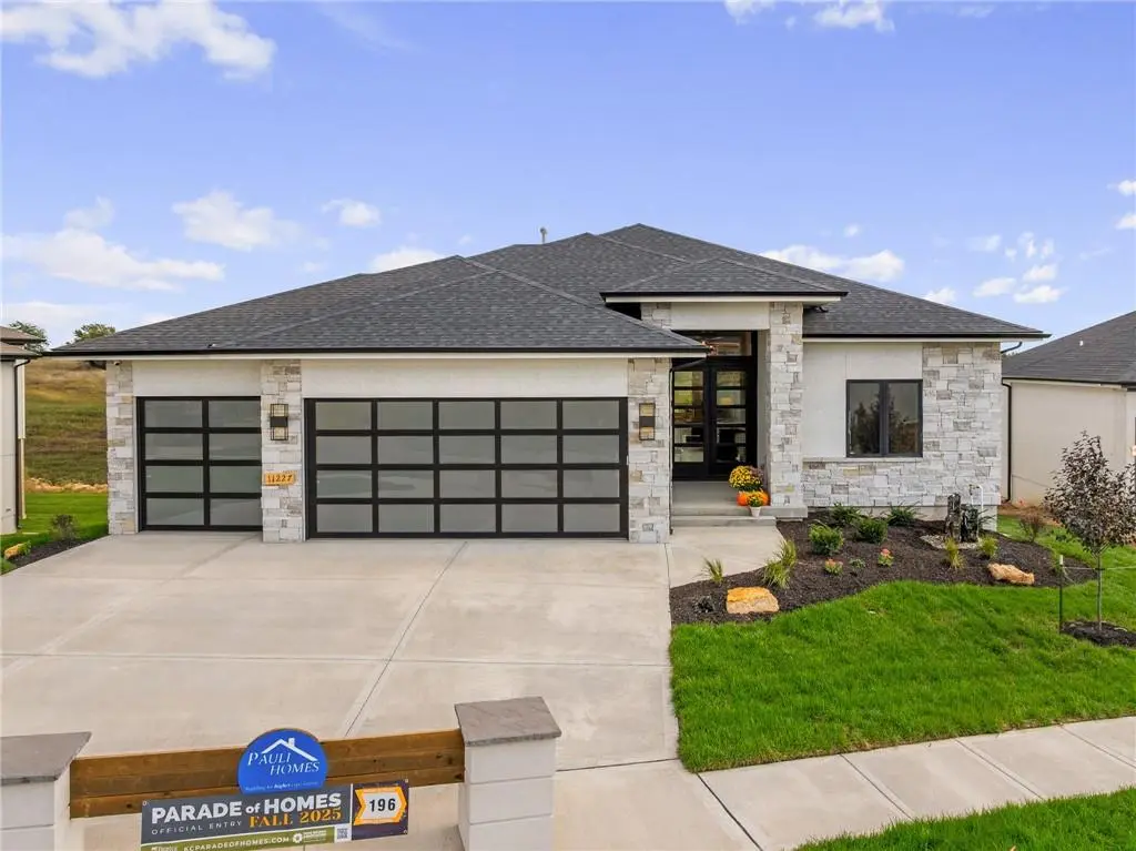11227 S Sunray DR, Olathe, KS 66061