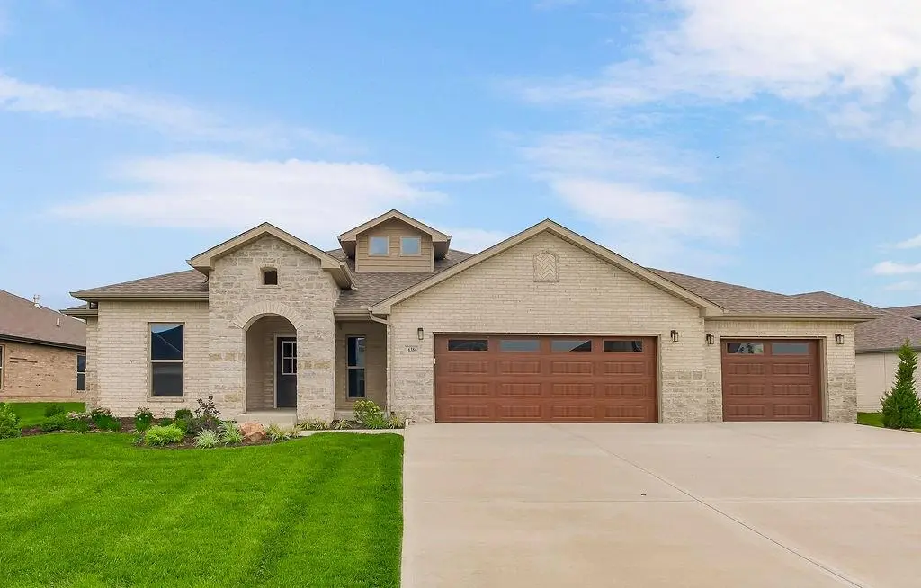 16386 W 166th CT, Olathe, KS 66062