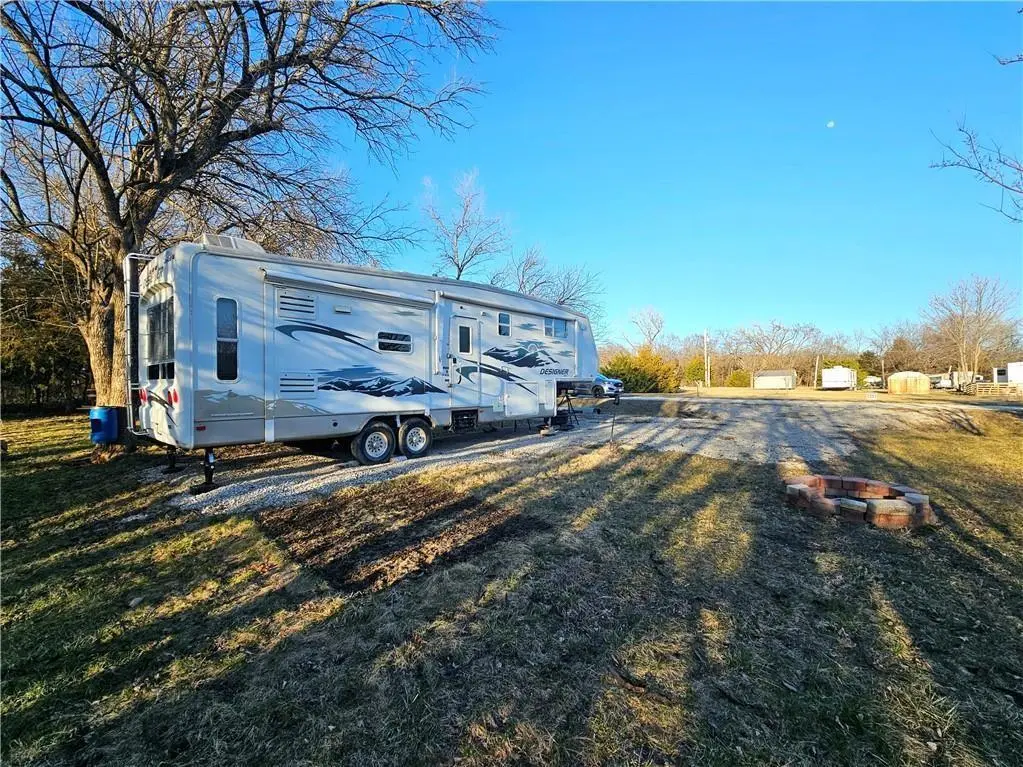 21 Silver Shadow LN, Linn Valley, KS 66040