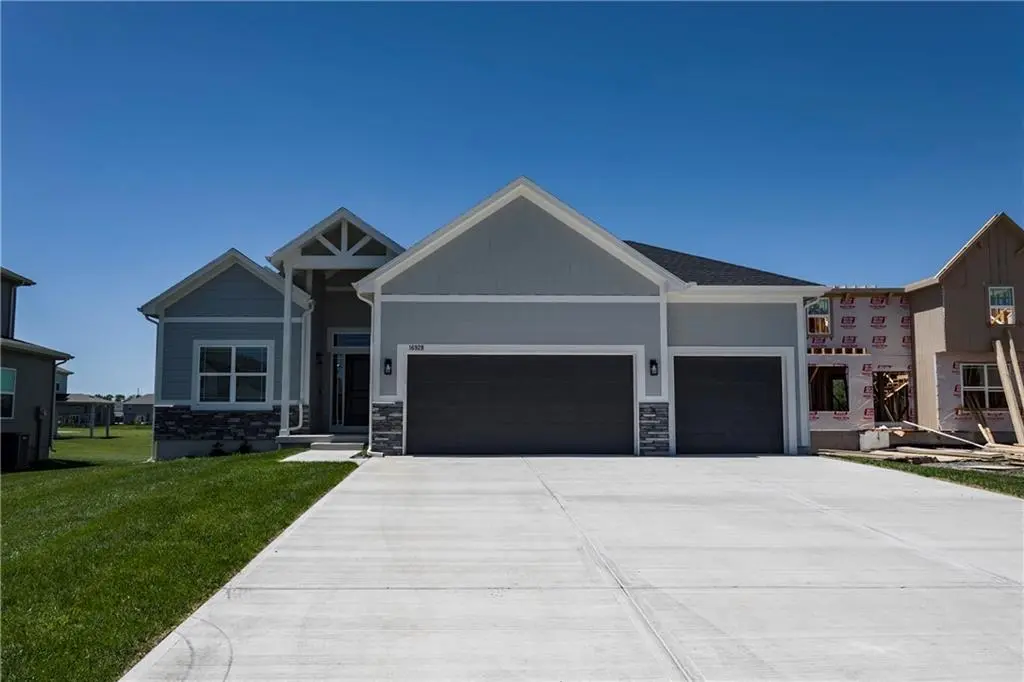 16928 S Brentwood ST, Olathe, KS 66062