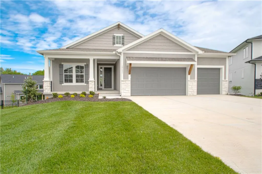 17171 S Laurelwood ST, Olathe, KS 66062