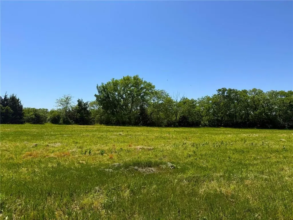 1040 SE Stanley RD, Tecumseh, KS 66542