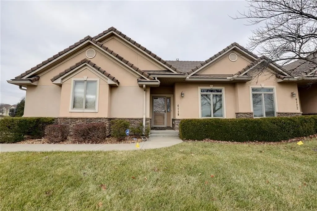 4118 NE Chapel Manor CT, Lee's Summit, MO 64064