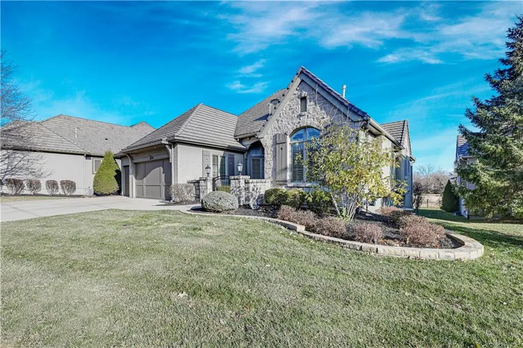 14001 Nicklaus DR, Overland Park, KS 66223
