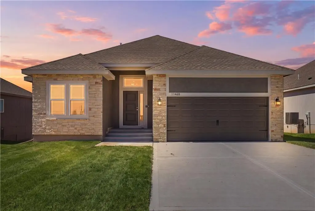 11460 N Auburndale CIR, Kansas City, MO 64157