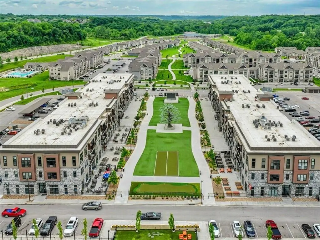 15325 Old Town DR, Parkville, MO 64152
