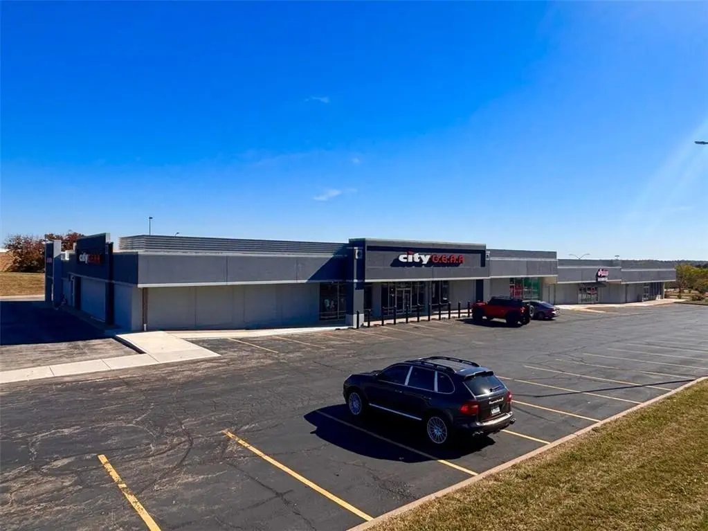 18675 E 39th ST, Independence, MO 64057