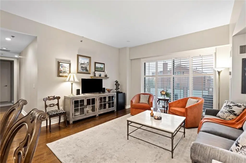 4950 Central ST #306, Kansas City, MO 64112