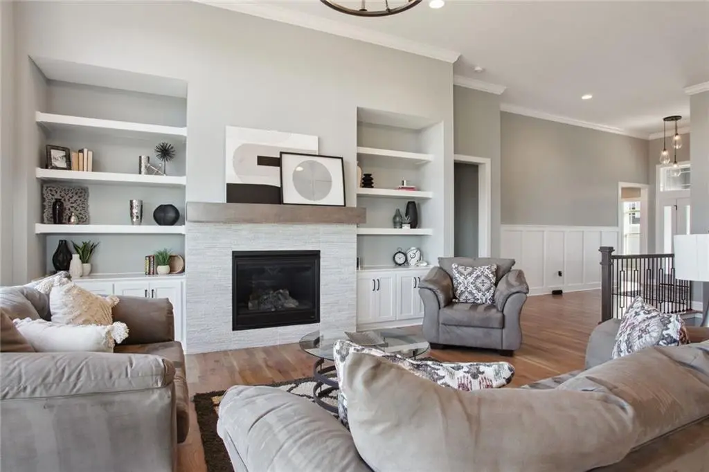 8162 Valley RD, Lenexa, KS 66220