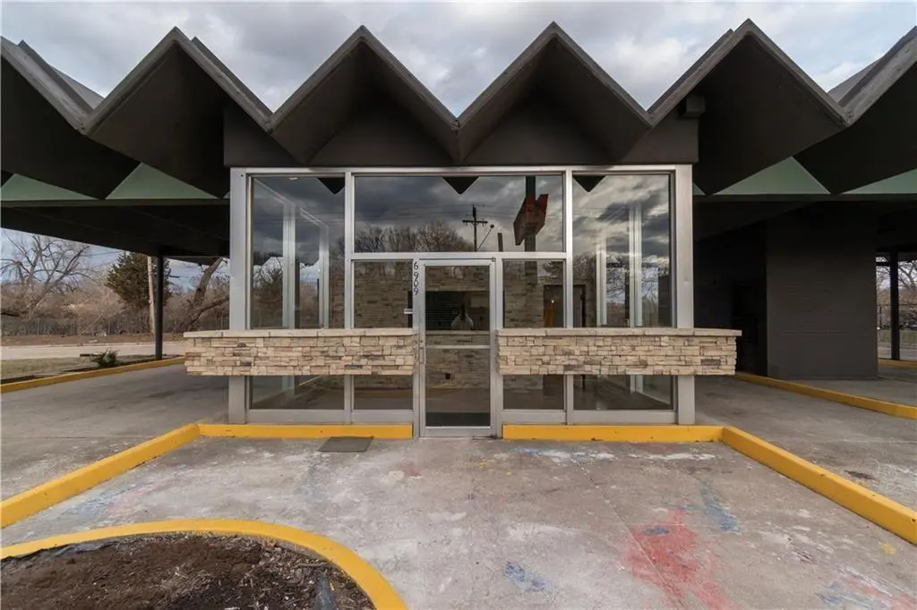 6909 Prospect AVE, Kansas City, MO 64132