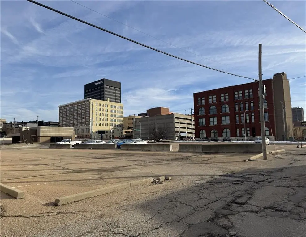 204 SW 5th ST, Topeka, KS 66603