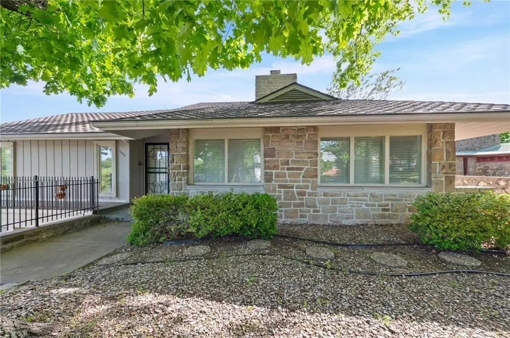 3630 N Briarcliff RD, Kansas City, MO 64116