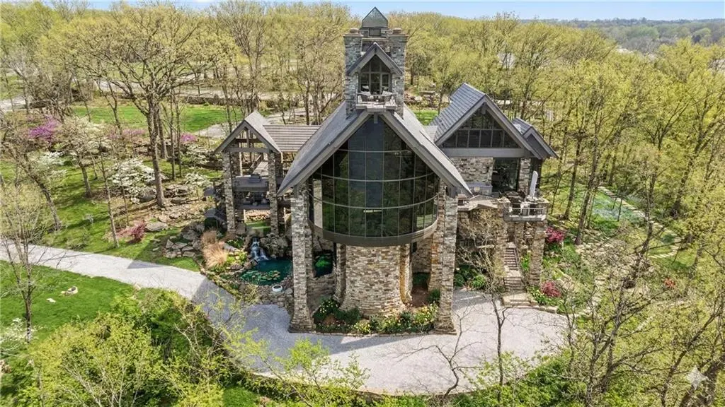 16900 Highland Ridge DR, Loch Lloyd, MO 64012