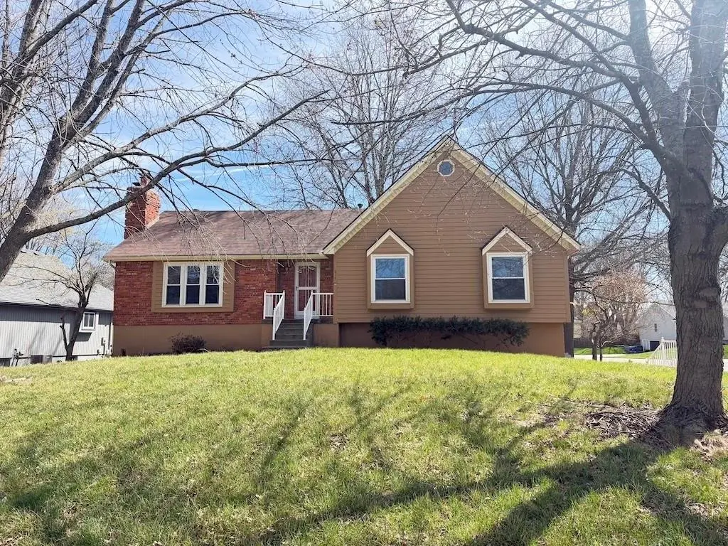 613 SE Brentwood DR, Lee's Summit, MO 64063