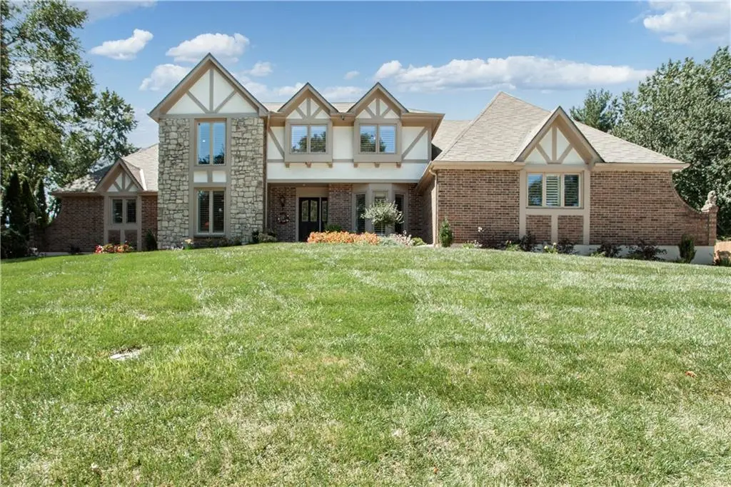 1303 NW Hawk Creek DR, Blue Springs, MO 64015