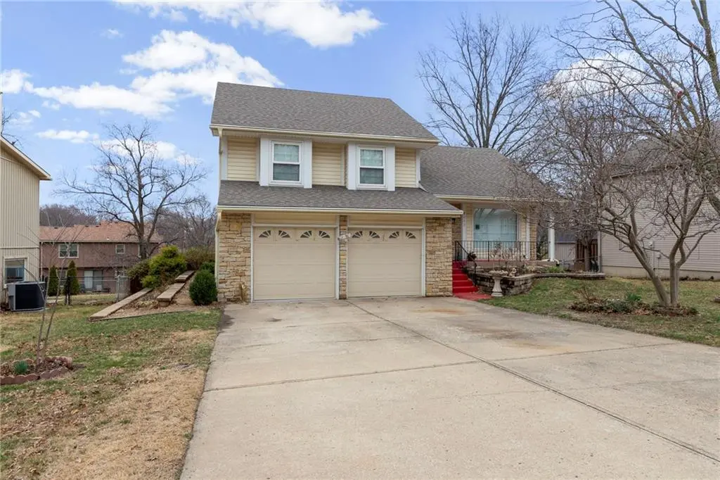 8117 Woodstone ST, Lenexa, KS 66219