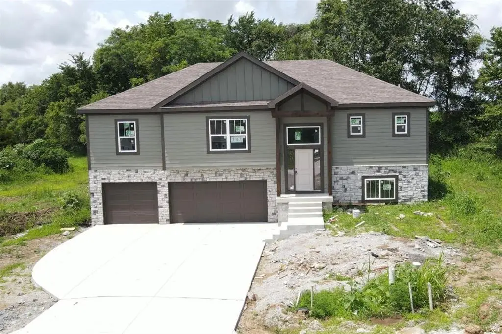 108 Johnson CIR, Dearborn, MO 64439