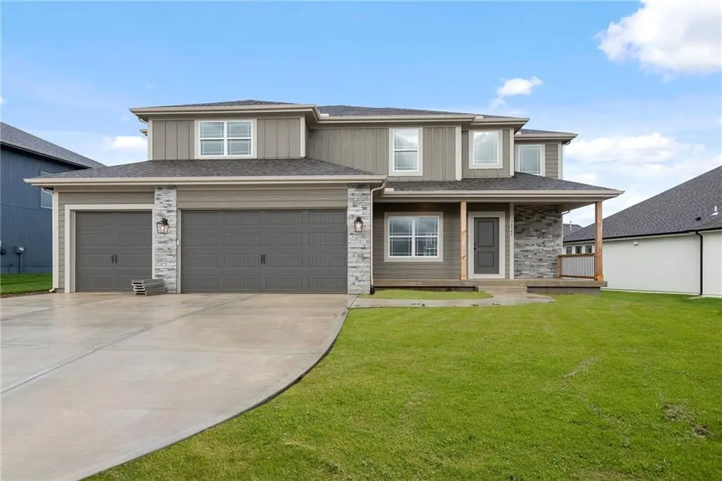 17132 W 164th TER, Olathe, KS 66062