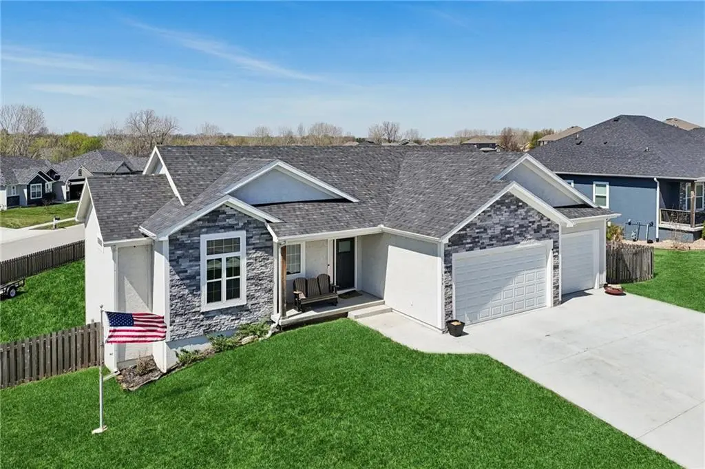 594 N Oakwood LN, Tonganoxie, KS 66086