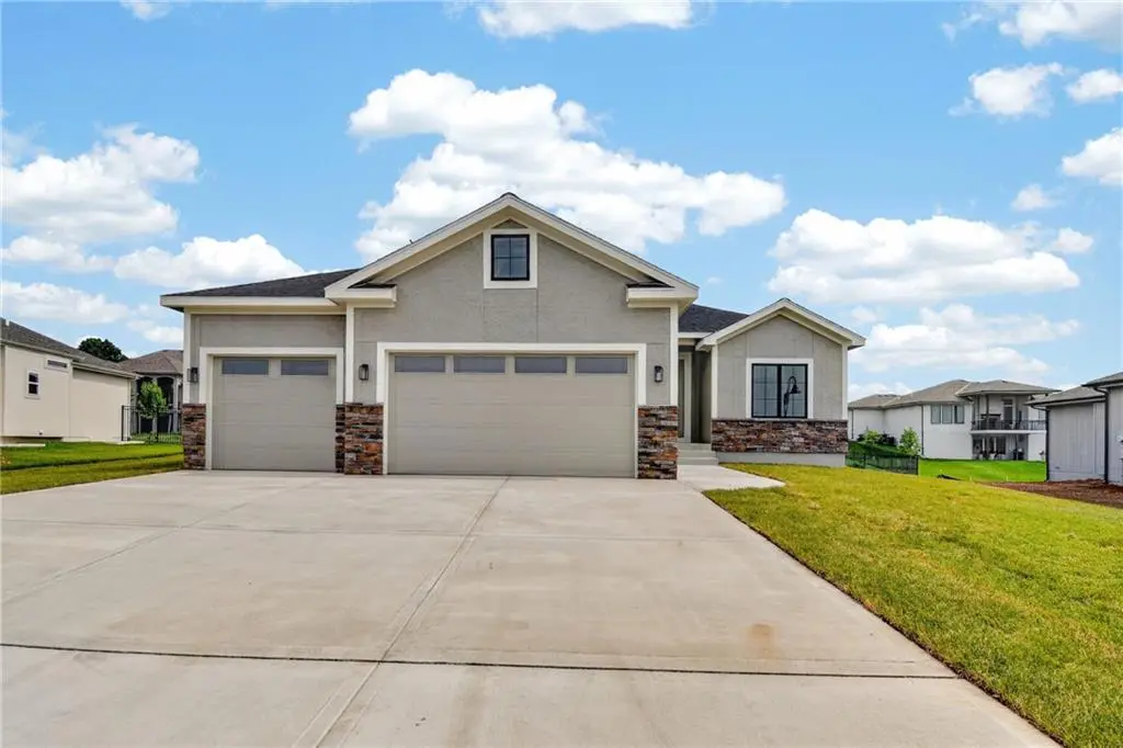 2605 NE Crestview ST, Grain Valley, MO 64029