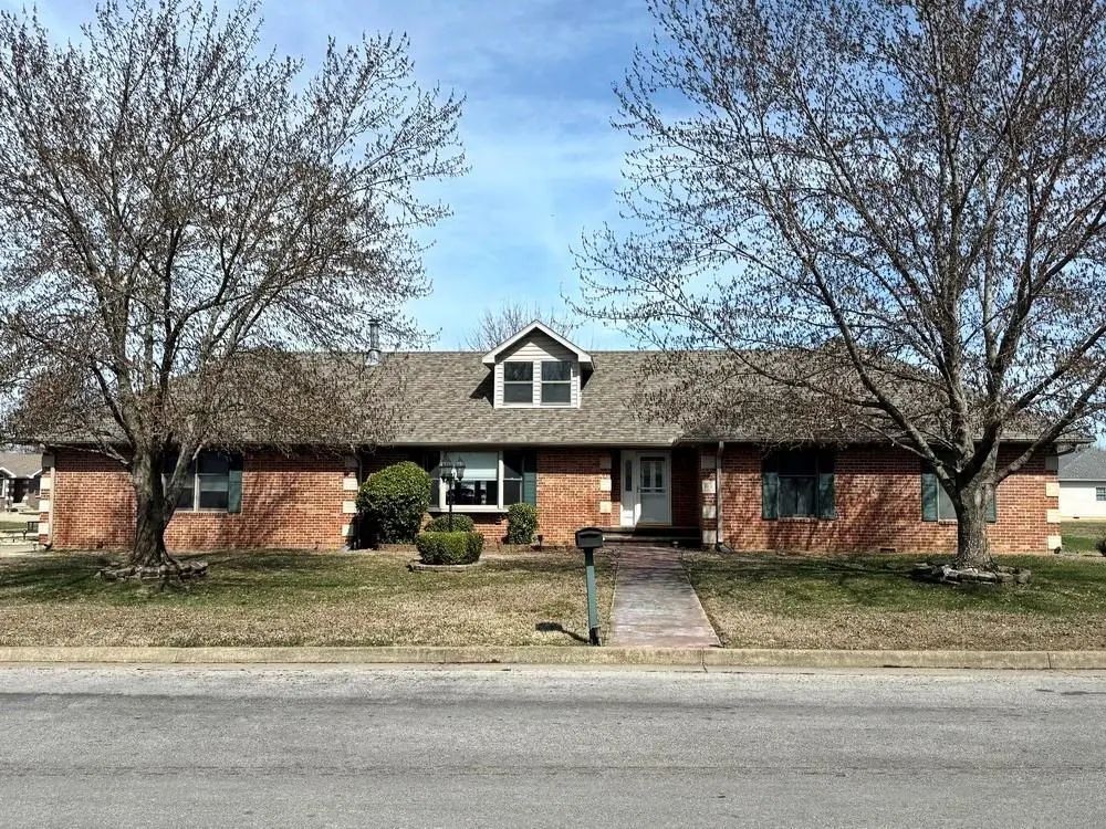 2004 N Lynn ST, Nevada, MO 64772
