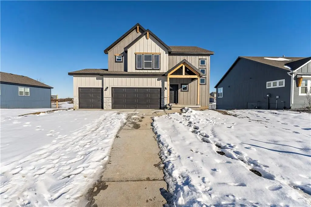 9026 SW 5th ST, Blue Springs, MO 64064