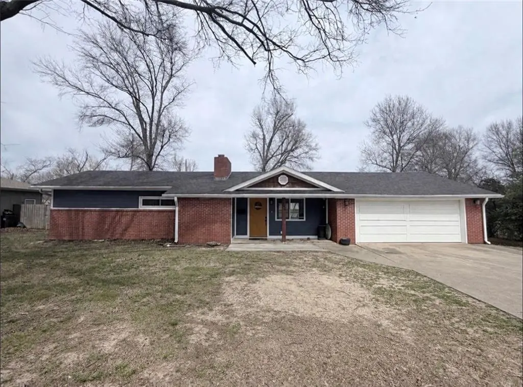 807 Lakeview DR, Pittsburg, KS 66762