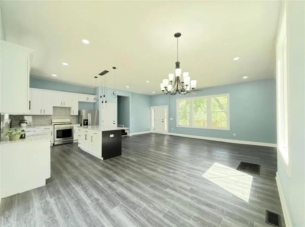 2538 Roe LN, Kansas City, KS 66103